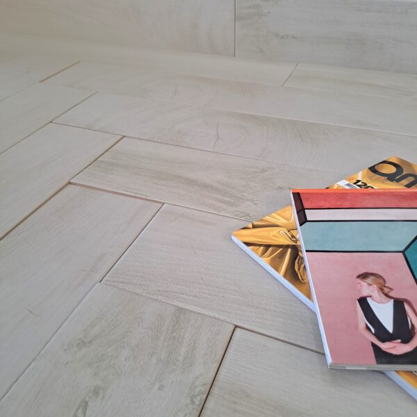 PISO PORCELANATO 10X150X800 COLOR CENIZA