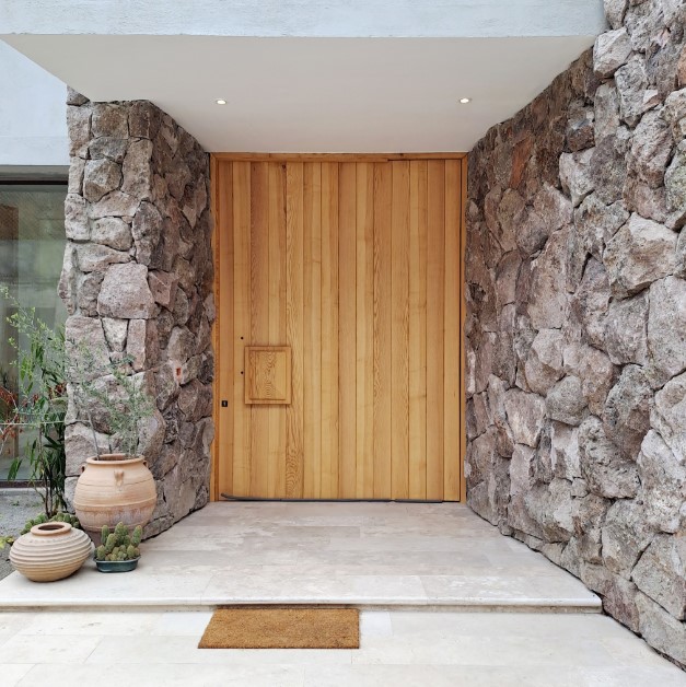 Elige la madera que más te guste para la puerta de tu hogar